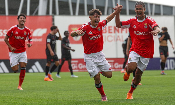 Gon&#231;alo Moreira (2 buts) c&#233;l&#232;bre avec Duarte Soares